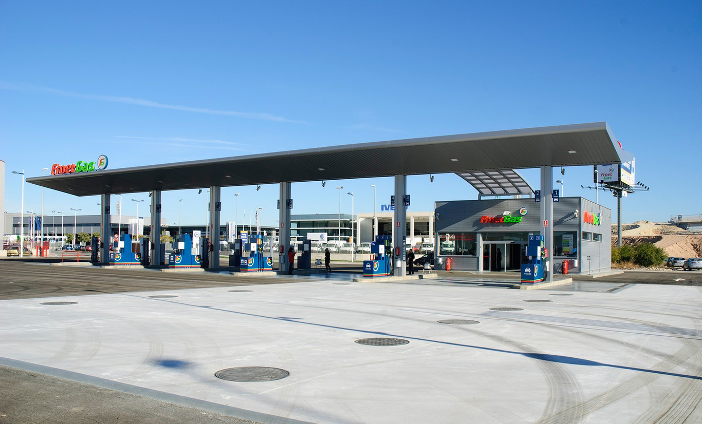 Las gasolineras tienen seis meses más para instalar puntos de recarga de 50 kW para coches eléctricos