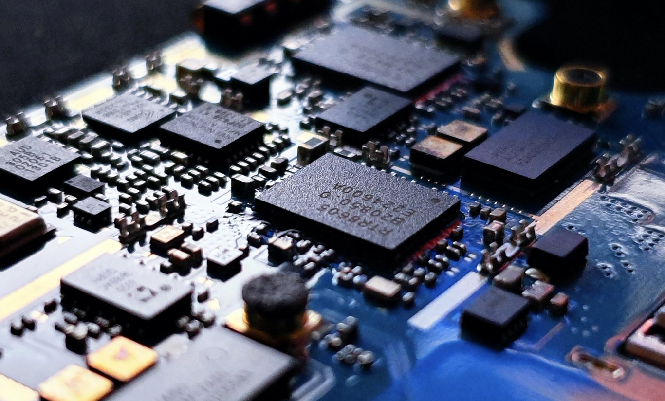 Desarrollan el primer procesador ternario del mundo: en vez de un sistema binario de 0 y 1 utiliza 0, 1 y 2