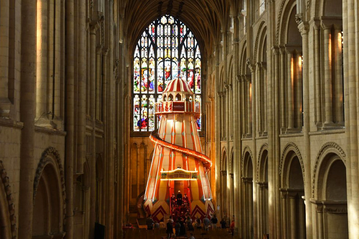 Cada vez hay menos cristianos. Ahora la Iglesia quiere solucionarlo con toboganes en las catedrales