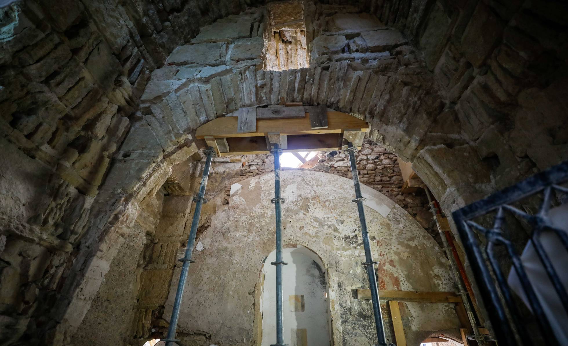 Los arqueólogos rescatan la puerta principal de la muralla del siglo XI de Granada que se creía destruida