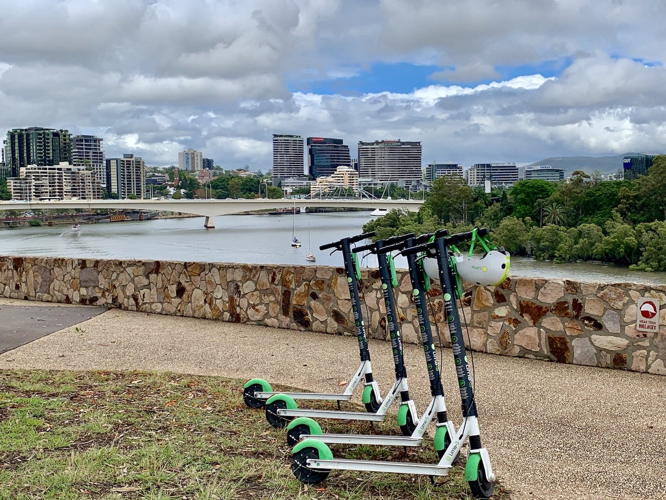 Los huracanes y los patinetes eléctricos no son buena combinación: Miami retira cientos de scooters para evitar un "scooternado"