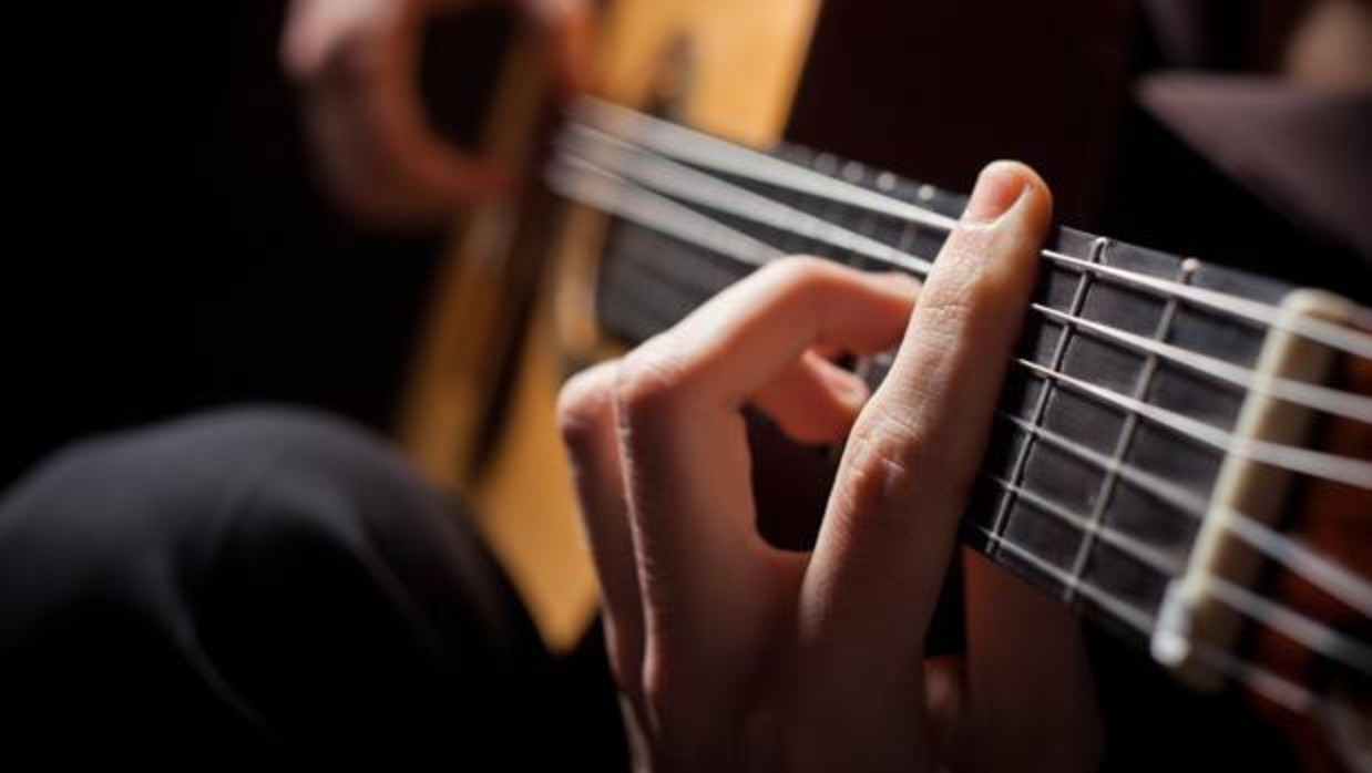 Crean una cuerda de nano-guitarra que toca sola