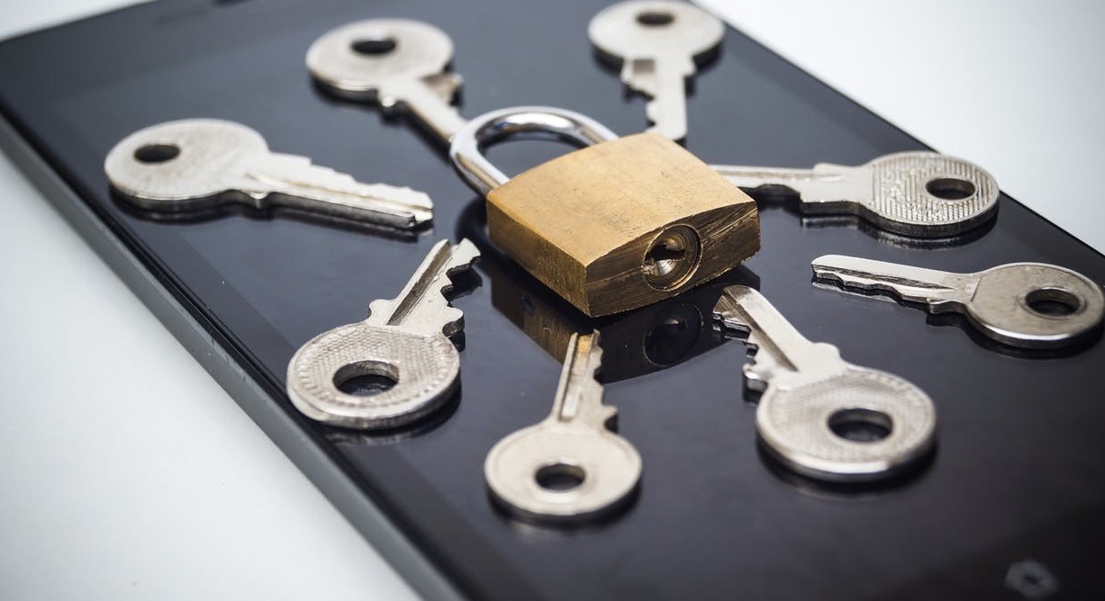 El Congreso de EEUU amenaza a Apple y Facebook para que debiliten su cifrado: "o toman medidas o nosotros impondremos nuestra voluntad"