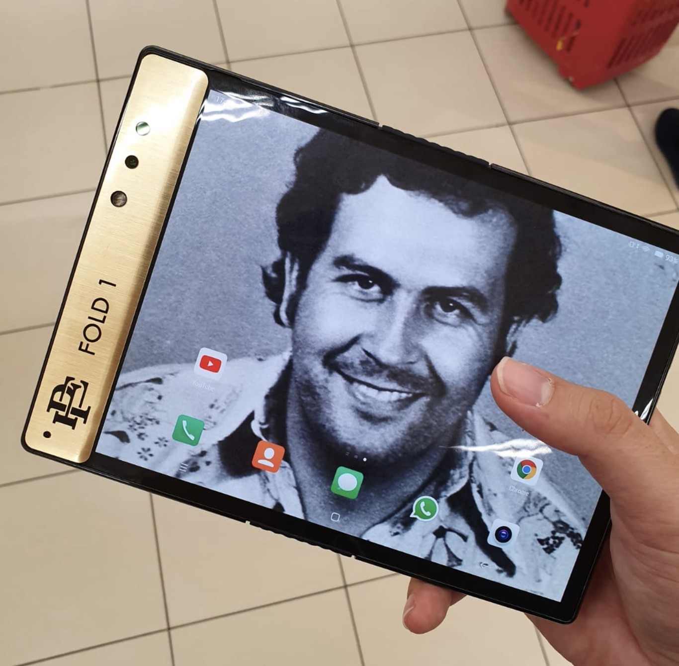 'Escobar Fold 1', el smartphone plegable con el que el hermano de Pablo Escobar (sí, el narcotraficante) quiere "acabar" con Apple