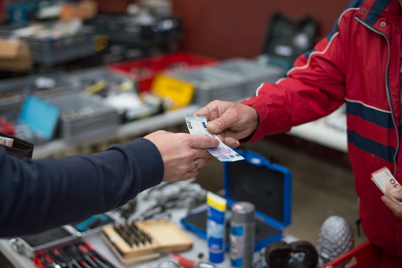 Multa a quienes paguen más del 70% en efectivo: el cerco al dinero metálico llega a Grecia