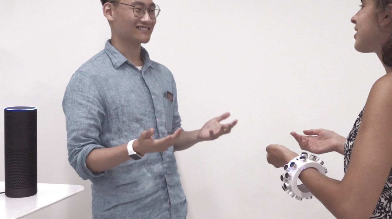 Esta pulsera promete inhabilitar los micrófonos de alrededor con ultrasonidos para que no escuchen las conversaciones