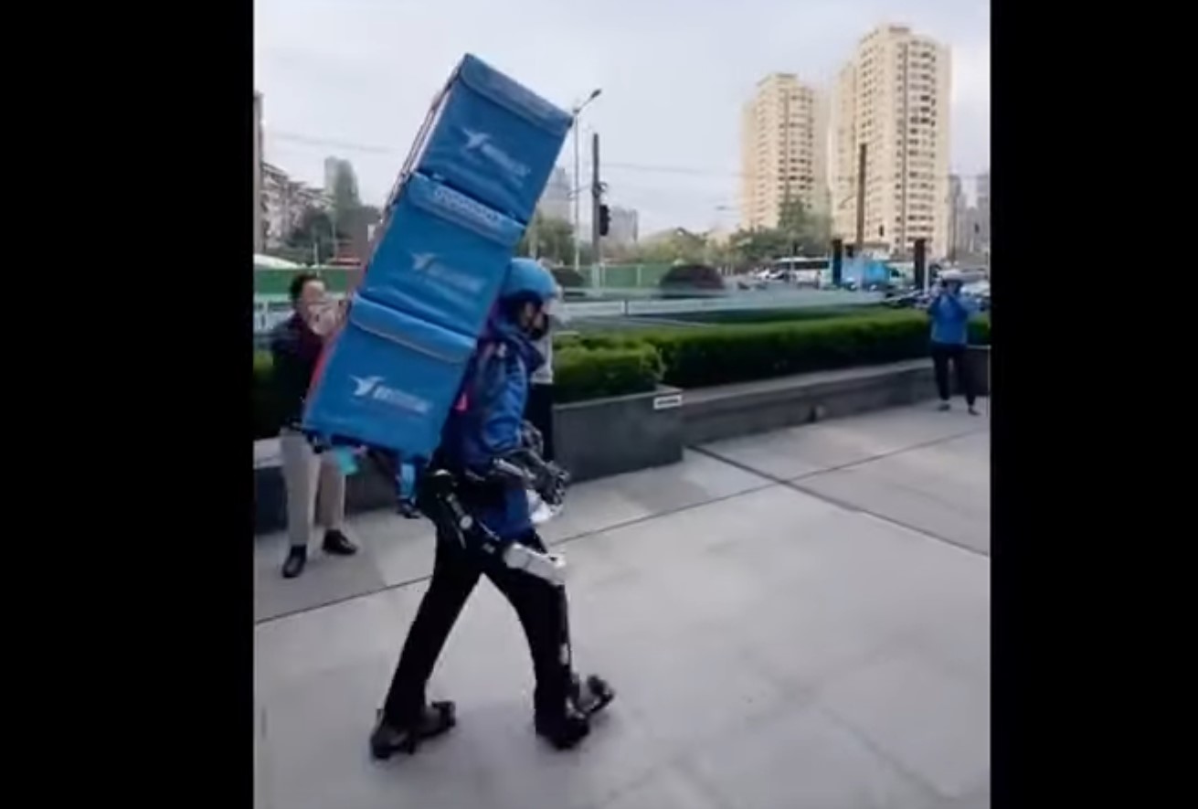 En China los mensajeros comienzan a usar exoesqueletos para cargar con 50 kg a la espalda como si nada