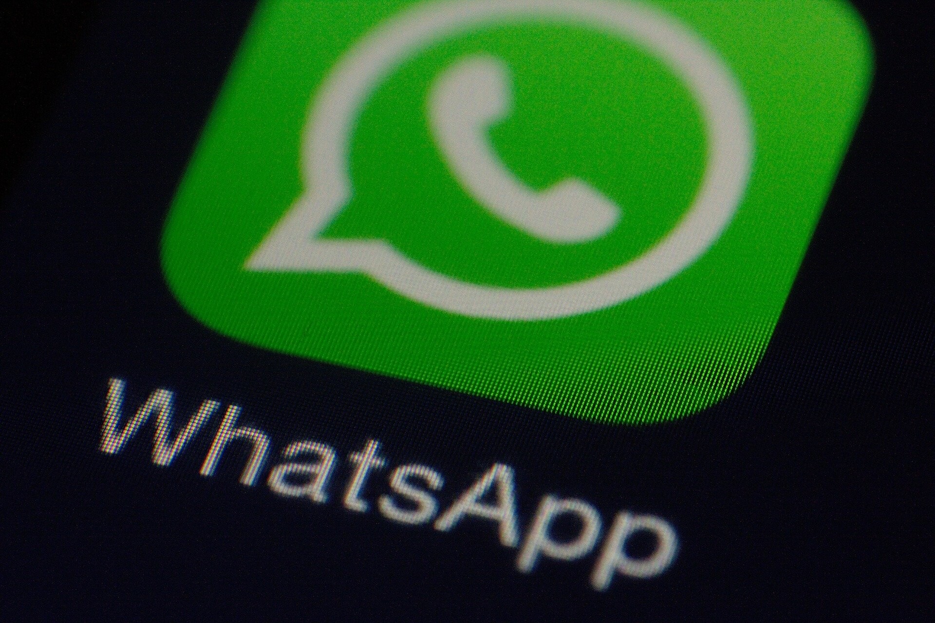 Qué hay de cierto sobre que el Gobierno pueda "intervenir tu WhatsApp" para acceder a tu móvil y enviar mensajes