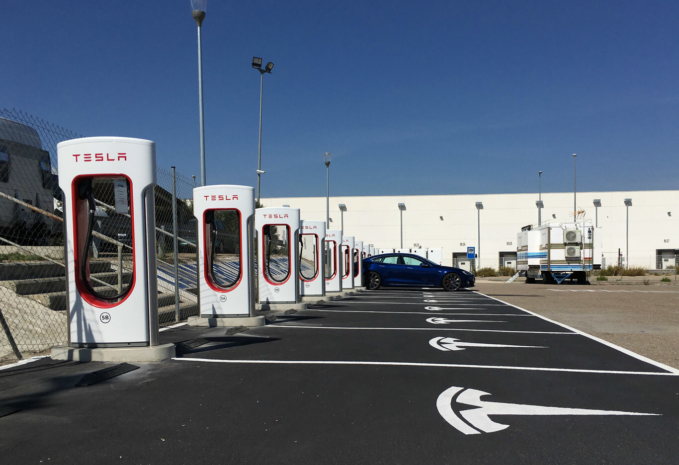 Tesla abre el primer Supercargador V3 en España, capaz de recargar hasta 120 km de autonomía en cinco minutos