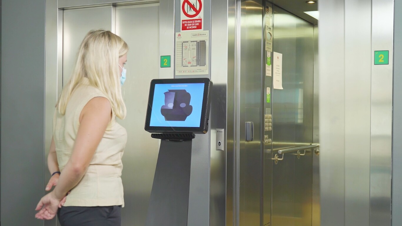 Sacar dinero o llamar al ascensor con la mirada: Hiru, el primer dispositivo de 'eyetracking' multiplataforma, es de la española Irisbond