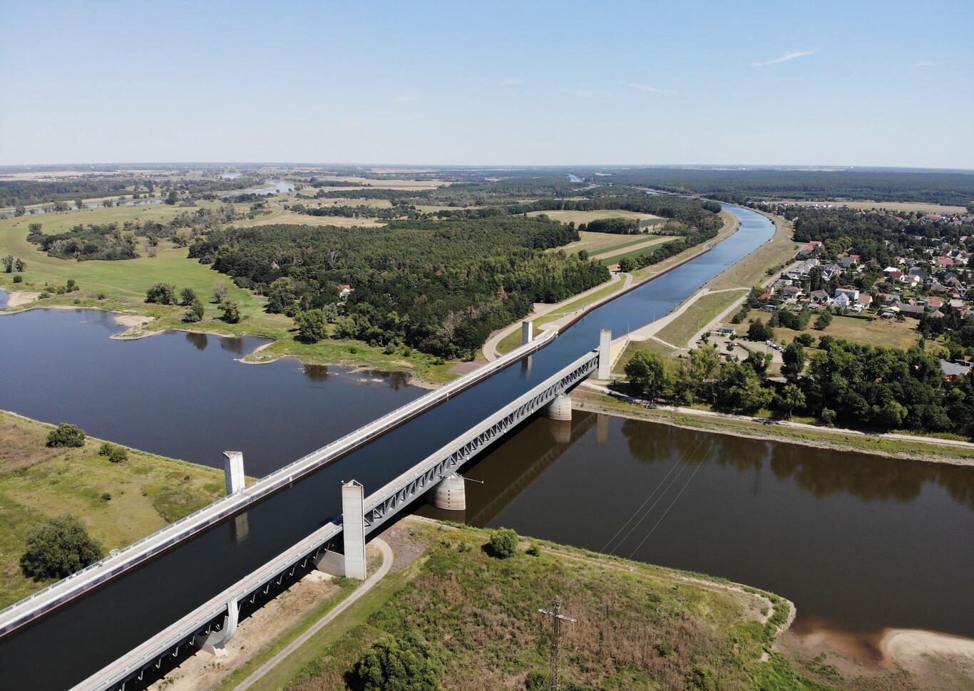 El increíble puente de agua de Magdeburgo: con 918 metros es el más grande en su categoría y por el circulan hasta barcos