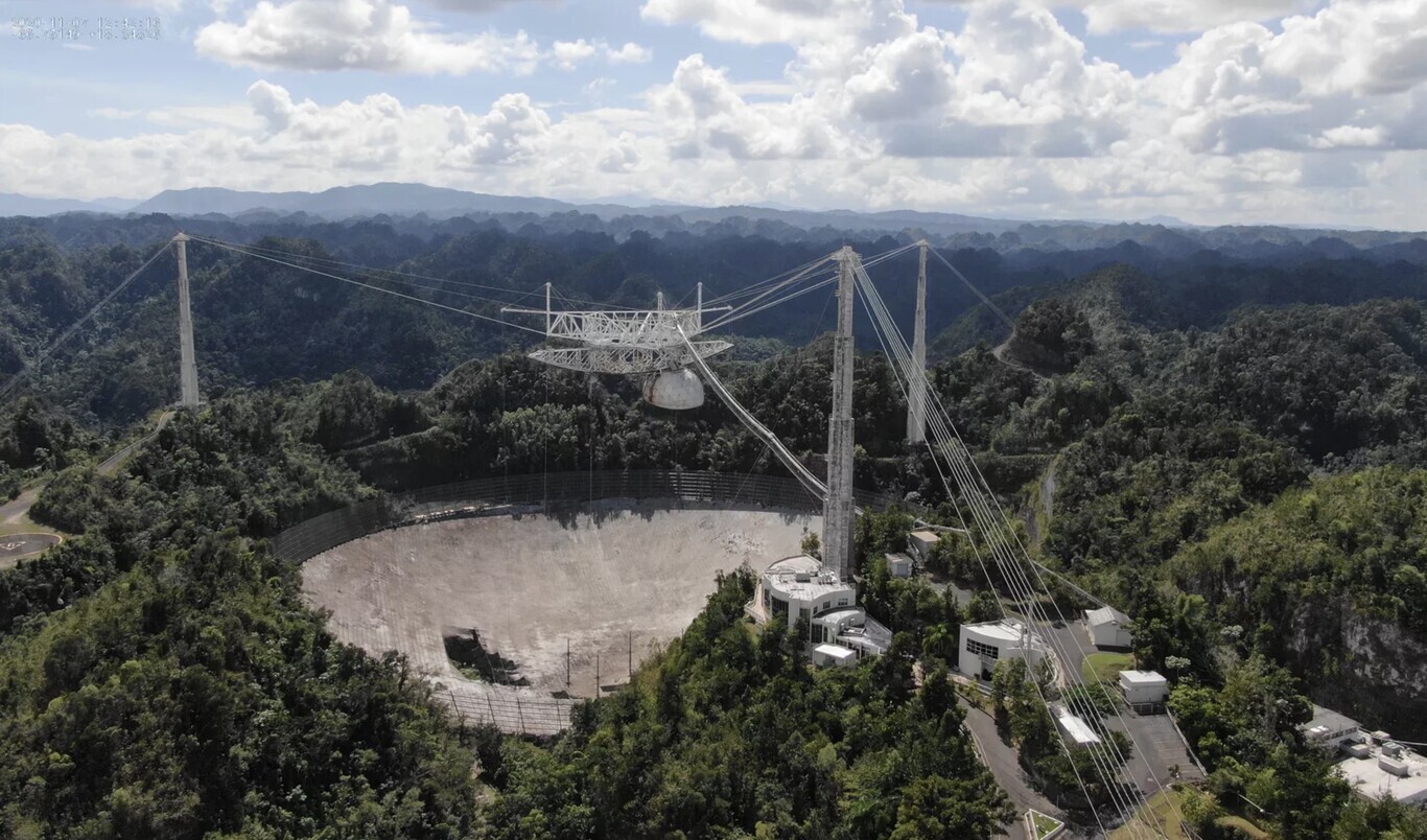 El Observatorio Arecibo ha colapsado: la plataforma de 900 toneladas del gran radiotelescopio no espera a su demolición y se viene abajo