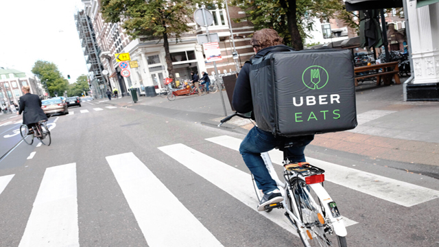 Los riders de todo el mundo le han declarado la guerra a Glovo, Deliveroo y Uber.