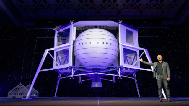 Jeff Bezos demanda a la NASA por haber elegido a SpaceX de Elon Musk sobre Blue Origin