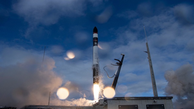 Rocket Lab ya tiene ventana de lanzamiento para intentar atrapar en el aire un cohete