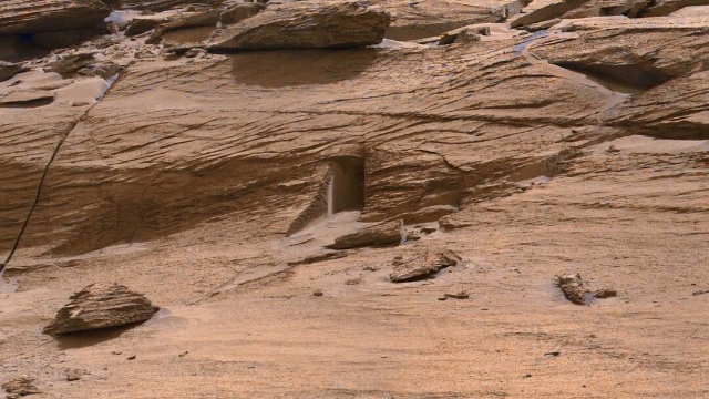 Esta extraña formación en forma de puerta es el nuevo descubrimiento en Marte