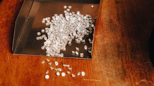 Científicos descubren cómo fabricar diamantes con plástico de botellas